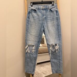 American Eagle AE Strigid Ripped Mom Jeans Size 4 Regular High Rise